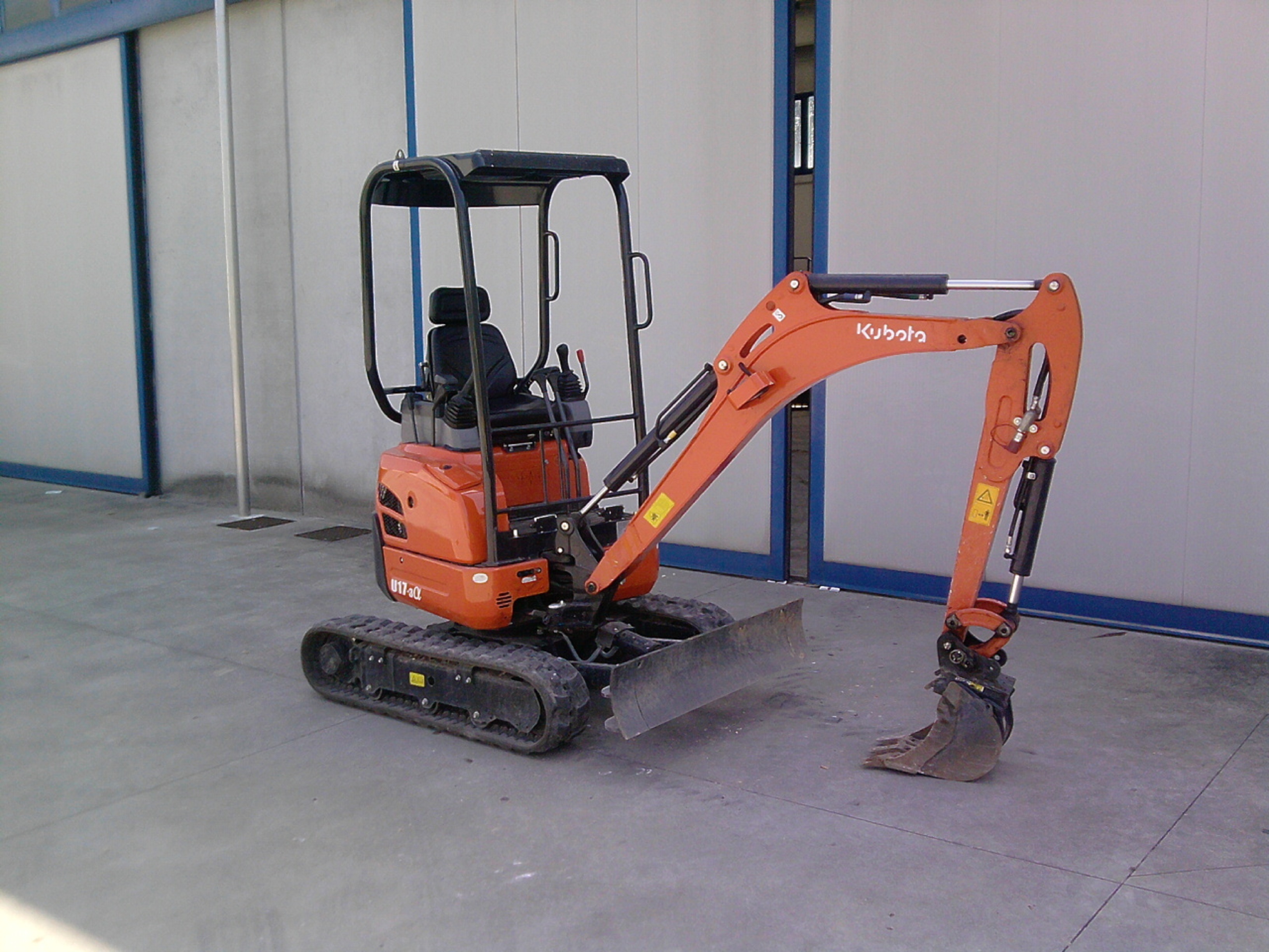 Miniescavatore Kubota U17 con martello demolitore